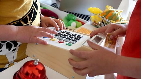 Im Kaufmannsladen lernen Kinder spielerisch den Umgang mit Geld. Ernster wird's, wenn man schon ein eigenes Konto hat.