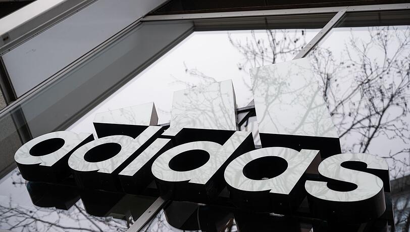 Der Schriftzug von Adidas an der Fassade eines Lokals.