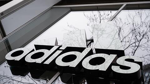 Der Schriftzug von Adidas an der Fassade eines Lokals.