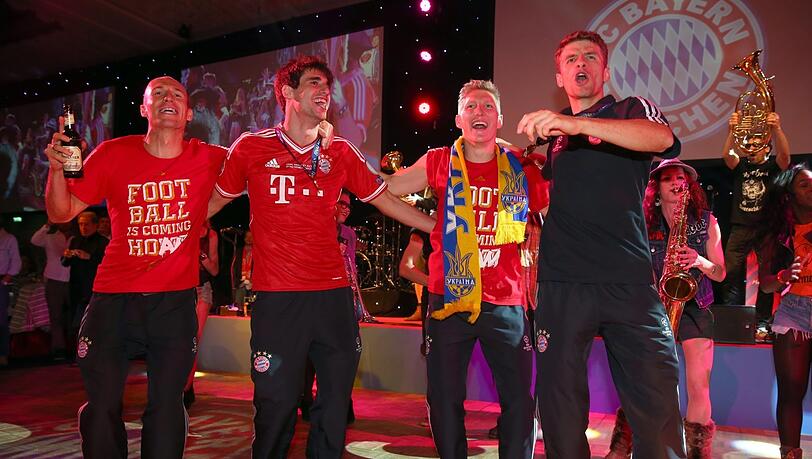 Feucht und fröhlich: Die Party des FC Bayern mit Robben, Martínez, Schweinsteiger und Müller (v.l.) nach dem Champions-Legue-Triumph 2013.