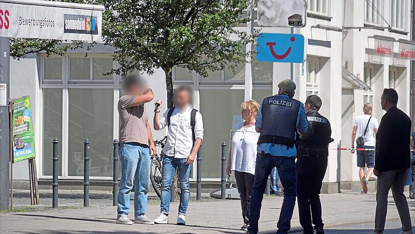 Der 25-jährige Münchner, das zweite Opfer der Messerattacke (li.), zeigt, wie der Angreifer damals hinterrücks auf ihn eingestochen hat. Alle Details inklusive der Aussagen der Opfer und der Zeugen werden auf Video aufgenommen als Beweis im anstehenden Prozess.