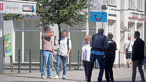 Der 25-jährige Münchner, das zweite Opfer der Messerattacke (li.), zeigt, wie der Angreifer damals hinterrücks auf ihn eingestochen hat. Alle Details inklusive der Aussagen der Opfer und der Zeugen werden auf Video aufgenommen als Beweis im anstehenden Prozess.