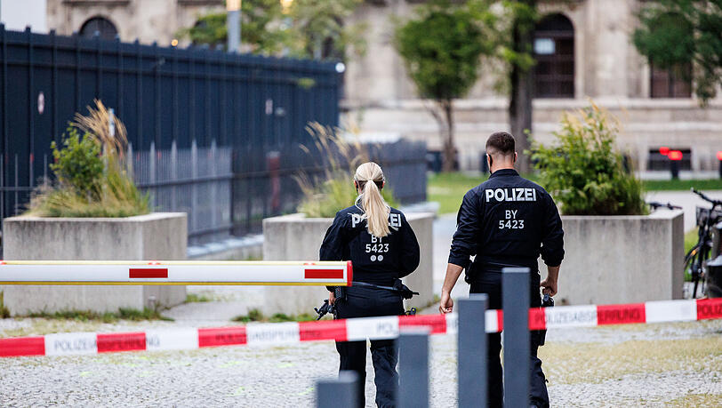 Zwei Polizisten patrouillieren am Morgen um das Israelische Generalkonsulat. Die Polizei hat in der Münchner Innenstadt bei einem größeren Einsatz in der Nähe des Israelischen Generalkonsulats am Vortag eine verdächtige Person niedergeschossen. Auf einer Pressekonferenz um 14 Uhr werden einen Tag nach dem versuchten Attentat die neuesten Erkenntnisse der Ermittlungsbehörden mitgeteilt.