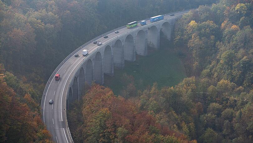 Die Autobahn GmbH bittet Autofahrerinnen und Autofahrer, keine Schleichwege zu nutzen und Navi-Systeme auszuschalten. (Archivbild) Die Autobahn GmbH bittet Autofahrerinnen und Autofahrer, keine Schleichwege zu nutzen und Navi-Systeme auszuschalten. (Archivbild)