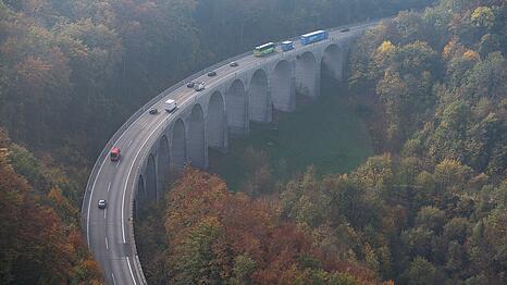 Die Autobahn GmbH bittet Autofahrerinnen und Autofahrer, keine Schleichwege zu nutzen und Navi-Systeme auszuschalten. (Archivbild)