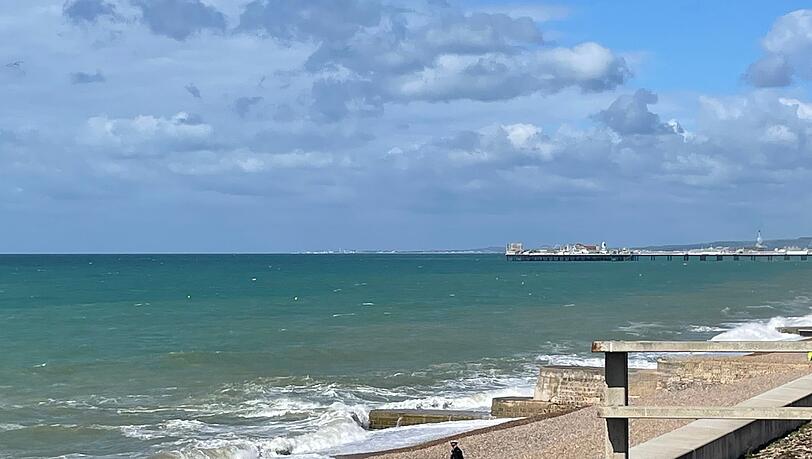 Zahlreiche Einsatzkr&auml;fte sind am Strand in Brighton eingetroffen.