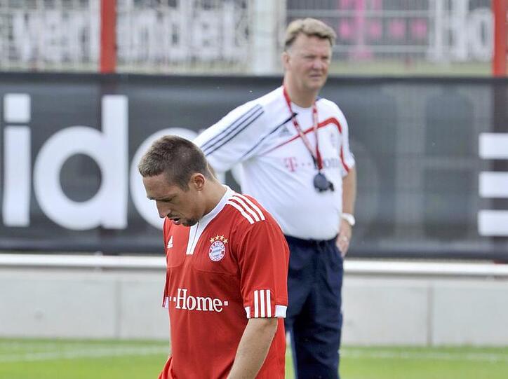 &bdquo;Ich habe gehört und gelesen, dass bei Ajax alle weg wollen, wenn er kommt. Das ist ein bisschen komisch, aber das ist mir scheißegal. Er ist weit weg, und ich bin jetzt sehr froh&ldquo;, sagte Franck Ribéry.