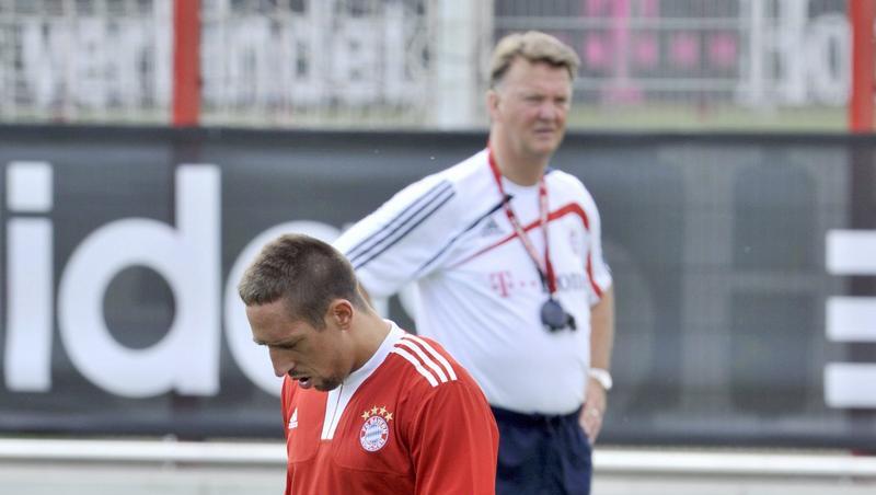 „Ich habe gehört und gelesen, dass bei Ajax alle weg wollen, wenn er kommt. Das ist ein bisschen komisch, aber das ist mir scheißegal. Er ist weit weg, und ich bin jetzt sehr froh“, sagte Franck Ribéry. „Ich habe gehört und gelesen, dass bei Ajax alle weg wollen, wenn er kommt. Das ist ein bisschen komisch, aber das ist mir scheißegal. Er ist weit weg, und ich bin jetzt sehr froh“, sagte Franck Ribéry.