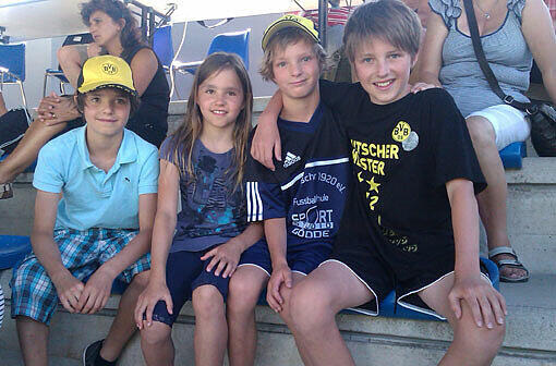 Die jungen BvB-Fans aus Münster. Im Foto von links: Simon Mensing (12), Lukas Mensing (8), Jule Hering (9) und annis Hering (11).