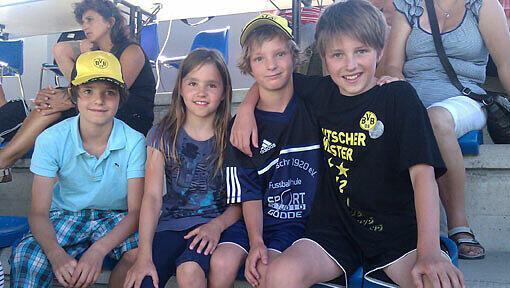Die jungen BvB-Fans aus Münster. Im Foto von links: Simon Mensing (12), Lukas Mensing (8), Jule Hering (9) und annis Hering (11). Die jungen BvB-Fans aus Münster. Im Foto von links: Simon Mensing (12), Lukas Mensing (8), Jule Hering (9) und annis Hering (11).