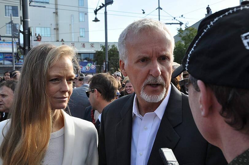 Der "Avatar" und "Titanic" James Cameron und seine Frau die Schauspielerin Suzy Amis lassen sich die Hobbit-Premiere nicht entgehen.