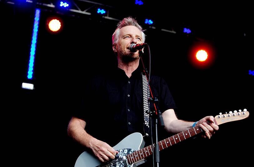 Billy Bragg "Thatcherites": Kaum ein britischer Musiker hat sich so an Thatcher abgearbeitet wie Billy Bragg: Er machte Werbung für Labour, er unterstützte die Bergarbeiterstreiks, er demonstrierte gegen Atomkraft. In "Thatcherites" beklagt er die Privatisierungswelle: &bdquo;Ihr privatisiert weg, was uns gehört &ndash; und dann lasst ihr uns dafür zahlen."