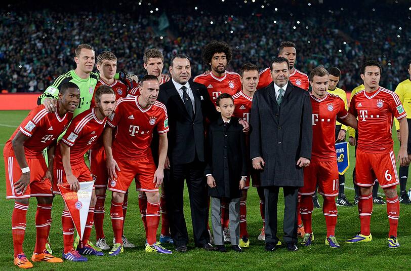 Gruppenbild mit König: Die Bayern um Mohammed VI. von Marokko vor Anpfiff.