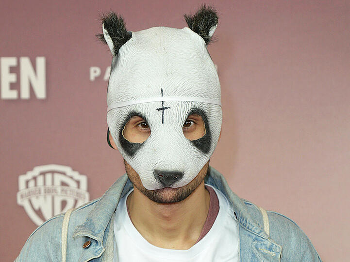 Cro zeigt sich in der Öffentlichkeit nicht ohne seine Panda-Maske