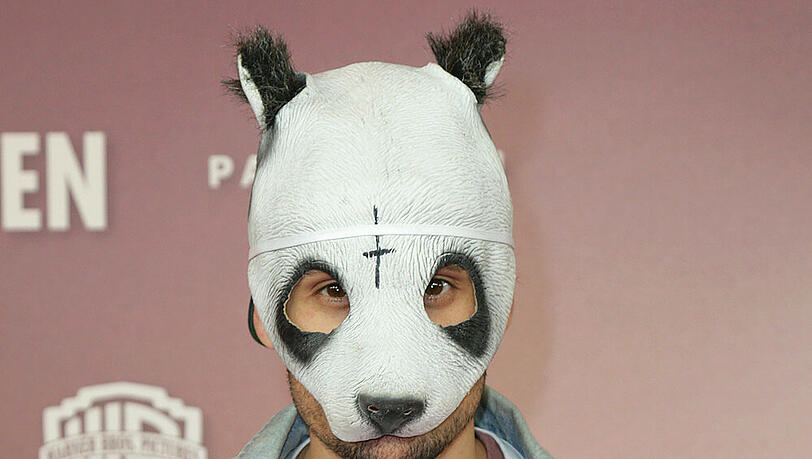 Cro zeigt sich in der Öffentlichkeit nicht ohne seine Panda-Maske Cro zeigt sich in der Öffentlichkeit nicht ohne seine Panda-Maske
