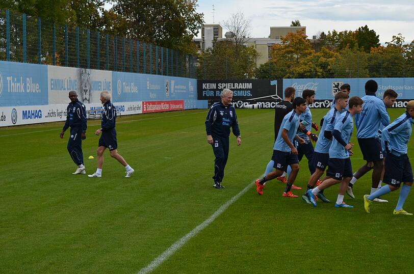 Erster Arbeitstag für Neu-Trainer Benno Möhlmann: Nach der offiziellen Vorstellung ging's gleich auf den Platz, wo der 61-Jährige das Nachmittagstraining leitete.
