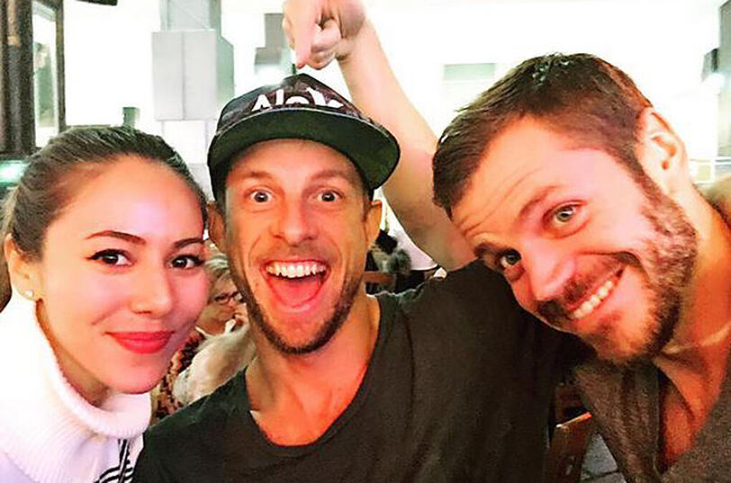 Diese Dame wird man leider nicht mehr in der Boxengasse sehen. Kurz vor Weihnachten trennten sich Jenson Button (Mitte) und seine Jessica nach sieben Jahren Beziehung und einem halben Jahr Ehe.
