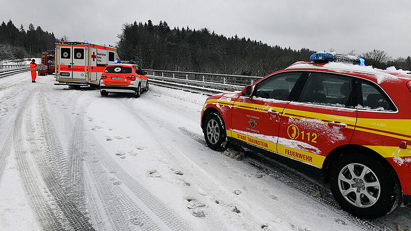 Heftiger Unfall mit mehreren Verletzten bei Traunstein. Die Fahrer hatten bei Glatteis die Kontrolle verloren.