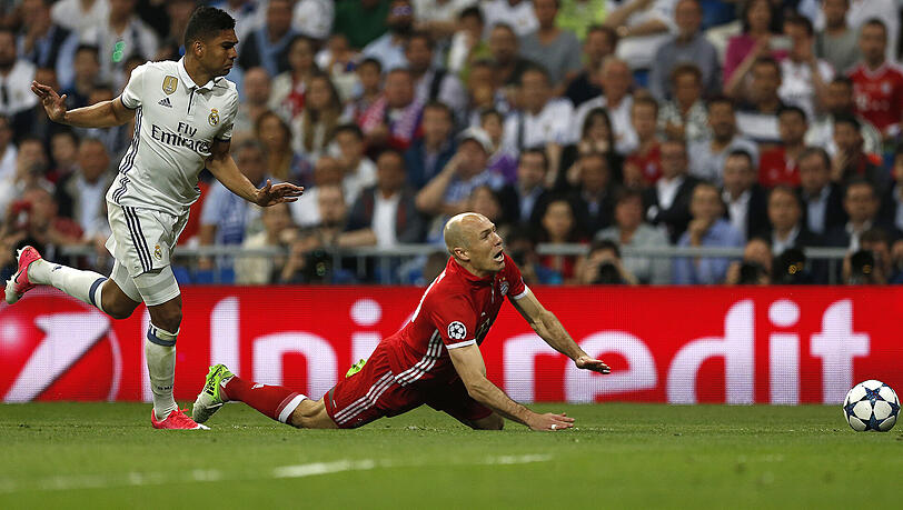 Bayern-Star Arjen Robben (rechts) fällt nach einem Foul durch Real Madrids Casemiro. Den Elfmeter verwandelt Robert Lewandowski. Bayern-Star Arjen Robben (rechts) fällt nach einem Foul durch Real Madrids Casemiro. Den Elfmeter verwandelt Robert Lewandowski.