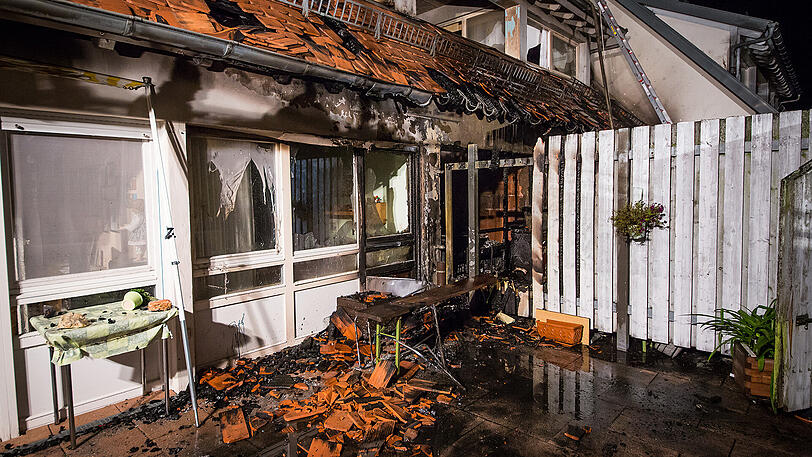 Bei dem Brand in einem Mehrfamilienhause kommen zwei Menschen ums Leben.