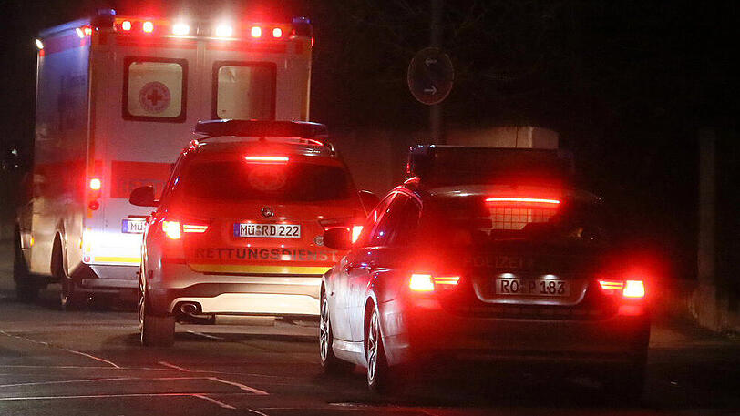 Beamte suchen nach den flüchtigen Tätern - Sanitäter versorgen die Verletzten. In Mühldorf am Inn haben sich am Freitag dramatische Szenen abgespielt.