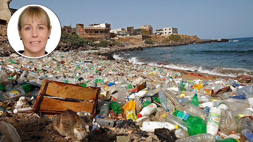 Müll statt Sand: Eine Katze hockt am &ndash; vor allem mit Plastikflaschen verschmutzten &ndash; Atlantikstrand von Ngor Dakar im Senegal. Aber Afrika handelt wenigstens, meint AZ-Nachrichtenchefin Natalie Kettinger.