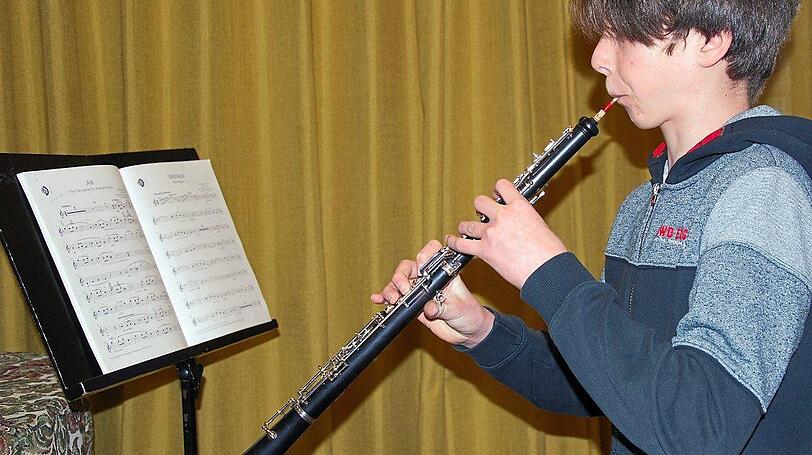 Eine Oboe zu spielen, wie dieser Schüler, erfordert viel Übung.