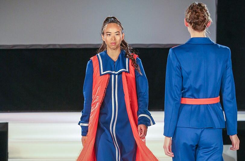 In Outfits der Meisterschule gab es einen klassischen Catwalk.