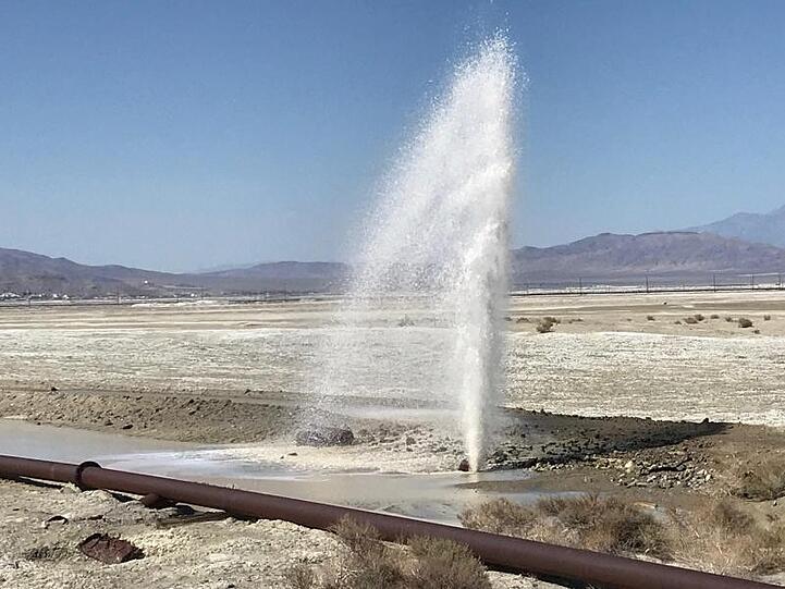 Wasser sprudelt in Trona in Kalifornien aus einem Rohr, das durch das Erdbeben beschädigt wurde.