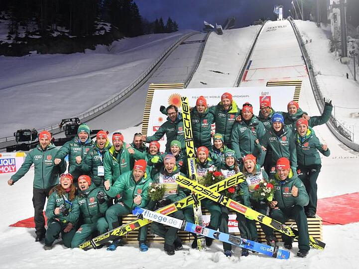 Das deutsche Skisprungteam feiert mit dem Mixed-Team deren Sieg.