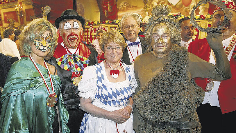 „Bavaria“ Günther Beckstein mit Gefolge (v. re.): Ehefrau Marga als Oktoberfestbraut, Wirtschaftsminister Michael Glos als Clown und Dagmar Wöhrl als Schmetterling. „Bavaria“ Günther Beckstein mit Gefolge (v. re.): Ehefrau Marga als Oktoberfestbraut, Wirtschaftsminister Michael Glos als Clown und Dagmar Wöhrl als Schmetterling.