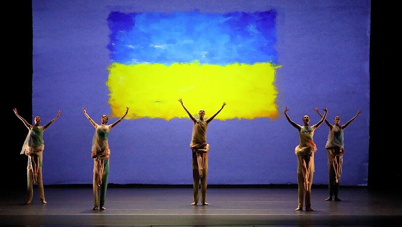 Am Ende ein Statement in Blau-Gelb: das Finale von Alexei Ratmanskys Choreografie zu Mussorgskys "Bilder einer Ausstellung".