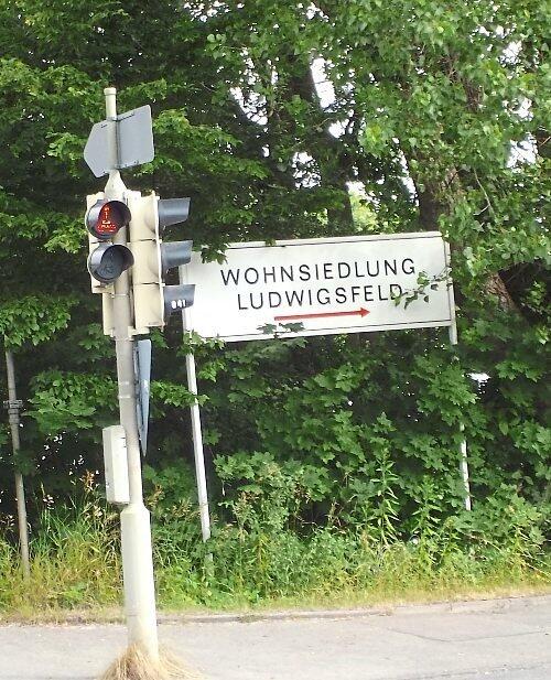 Ein Schild weist zur Siedlung Ludwigsfeld. Ein Schild weist zur Siedlung Ludwigsfeld.