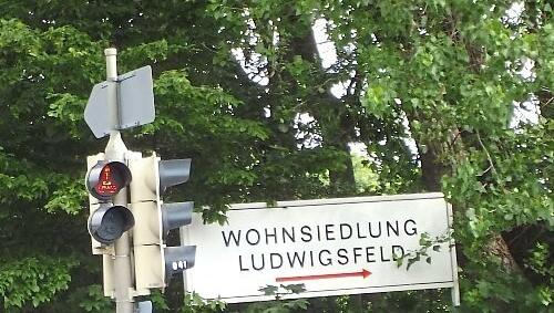 Ein Schild weist zur Siedlung Ludwigsfeld. Ein Schild weist zur Siedlung Ludwigsfeld.