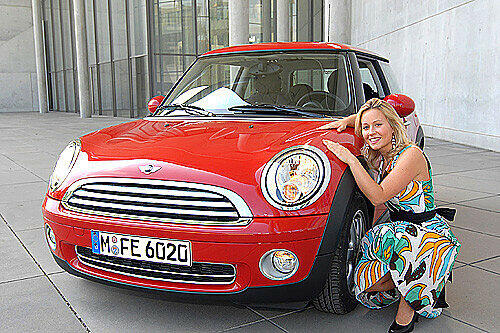 &bdquo;Den hätte ich auch gern!&ldquo; Vorjahressiegerin Stefani Stacheter (26) mit dem Hauptpreis für die &bdquo;Schöne Münchnerin", einem MINI One.