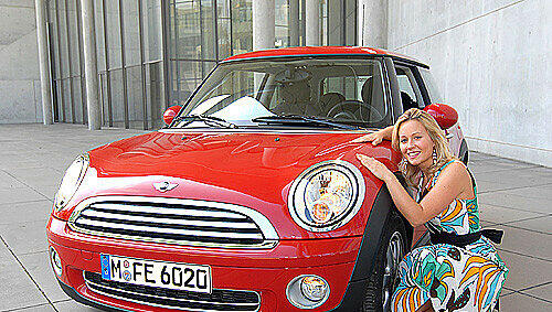 „Den hätte ich auch gern!“ Vorjahressiegerin Stefani Stacheter (26) mit dem Hauptpreis für die „Schöne Münchnerin", einem MINI One. „Den hätte ich auch gern!“ Vorjahressiegerin Stefani Stacheter (26) mit dem Hauptpreis für die „Schöne Münchnerin", einem MINI One.