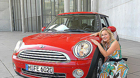 &bdquo;Den hätte ich auch gern!&ldquo; Vorjahressiegerin Stefani Stacheter (26) mit dem Hauptpreis für die &bdquo;Schöne Münchnerin", einem MINI One.