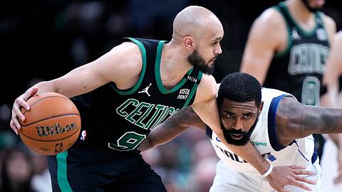 Derrick White (l) von den Boston Celtics im Duell mit Kyrie Irving von den Dallas Mavericks.
