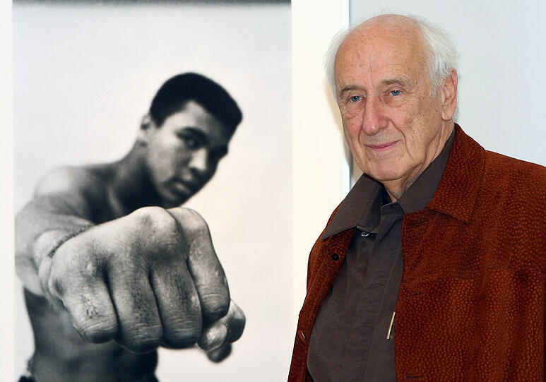 Thomas Hoepker neben einem seiner berühmtesten Fotos, einem Bild des Boxers Muhammad Ali.