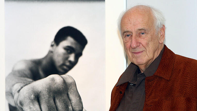 Thomas Hoepker neben einem seiner berühmtesten Fotos, einem Bild des Boxers Muhammad Ali. Thomas Hoepker neben einem seiner berühmtesten Fotos, einem Bild des Boxers Muhammad Ali.