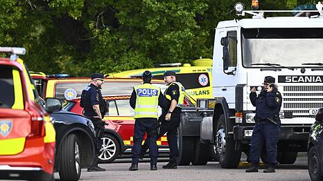 Ein Angreifer hat an der Schule mit einem Schwert mindestens zwei Menschen schwer verletzt.