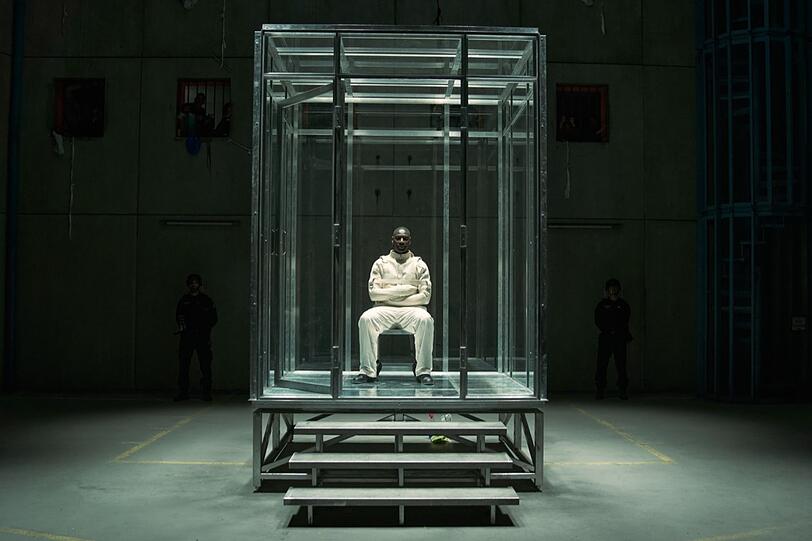 Assane Diop (Omar Sy) soll aus dieser Glasbox im Gef&auml;ngnis heraus einen Coup an mehreren Orten in Frankreich gleichzeitig durchgezogen haben.