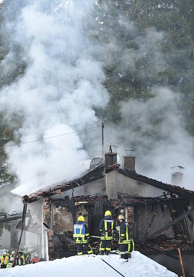 Eine Explosion hat am Donnerstag eine Doppelhaushälfte in Schliersee zerstört. Eine 35 Jahre alte Bewohnerin habe die Explosion telefonisch angekündigt, erklärte die Polizei. Die Bilder vom ausgebrannten Haus!