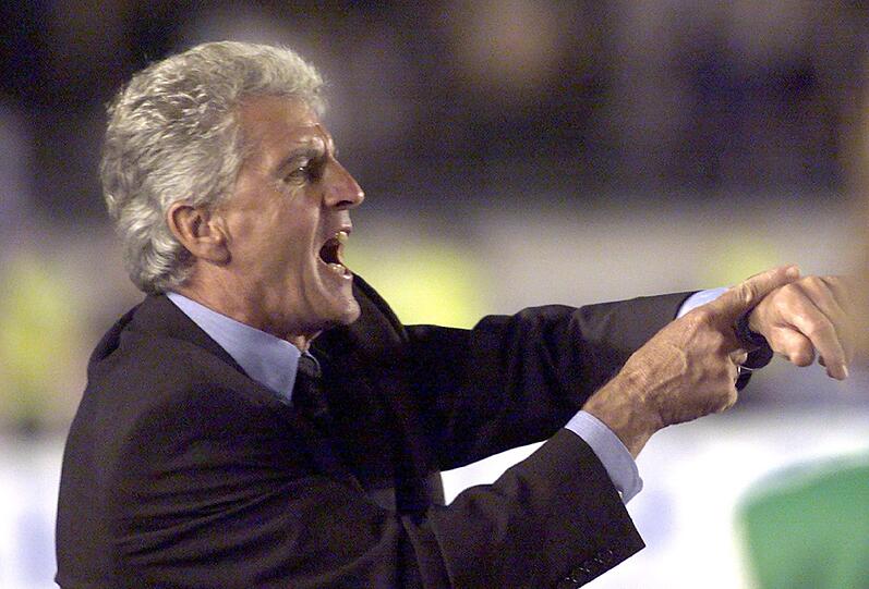 Nur zwei Jahre war Erich Ribbeck Bundestrainer - von 1998 bis 2000 - und hat damit nicht nur die kürzeste, sondern auch die Amtszeit mit der schlechtesten Bilanz vorzuweisen: Unter ihm errang die Nationalmannschaft bei 24 Länderspielen nur zehn Siege. Damit ist Ribbeck der einzige Trainer, der nicht die Mehrzahl seiner Spiele gewinnen konnte.