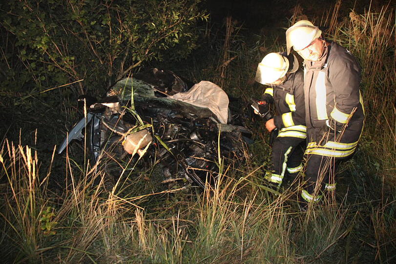 In der Nacht von Dienstag auf Mittwoch ereignete sich ein schlimmer Verkehrsunfall. Die B15 bei Rosenheim war vier Stunden gesperrt.