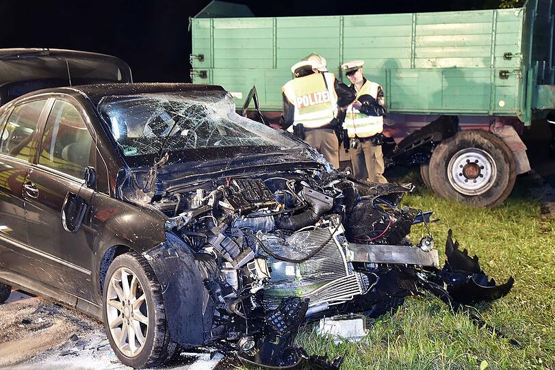 Das Auto ist völlig zerstört: Eine Frau ist mit ihrem Mercedes in ein Traktor-Gespann gekracht.
