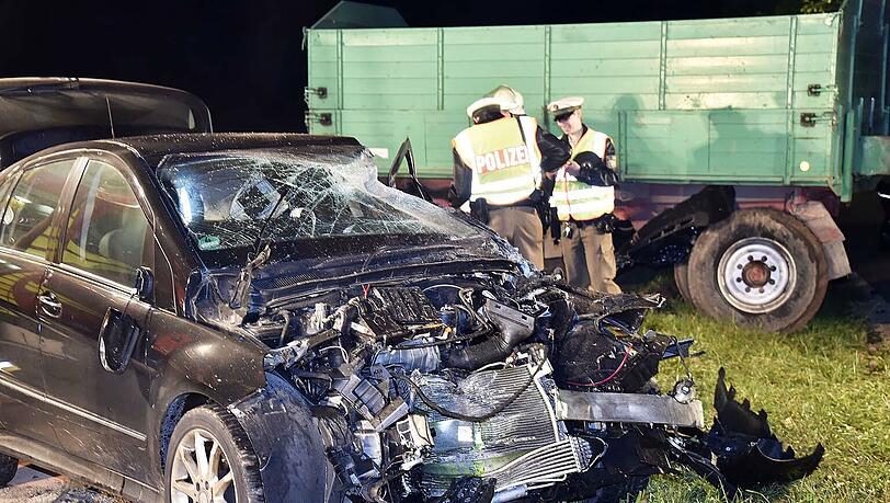 Das Auto ist völlig zerstört: Eine Frau ist mit ihrem Mercedes in ein Traktor-Gespann gekracht. Das Auto ist völlig zerstört: Eine Frau ist mit ihrem Mercedes in ein Traktor-Gespann gekracht.