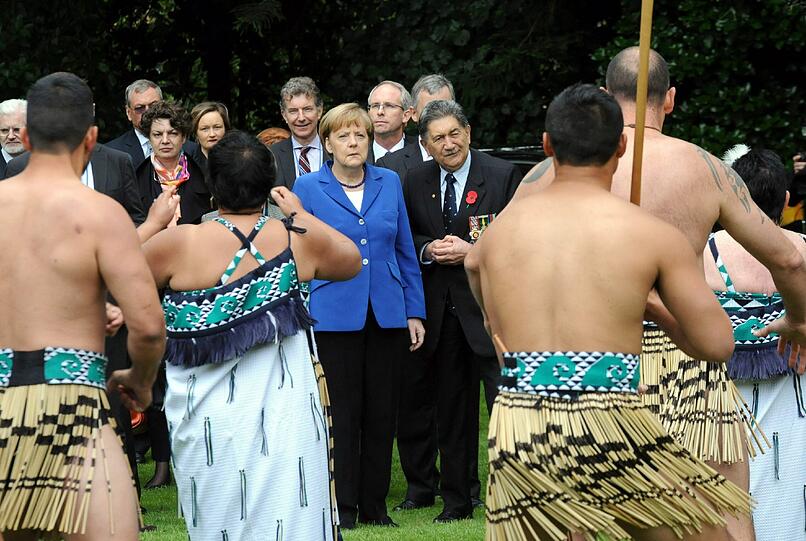 Mit einer Maori-Willkommenszeremonie wird Bundeskanzlerin Angela Merkel in Auckland begrüßt.
