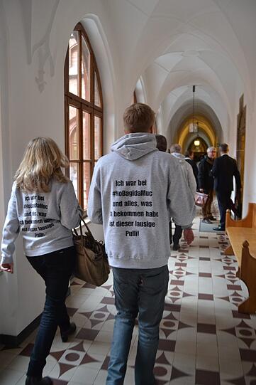 "Ich war bei #NoBagidaMuc und alles, was ich bekommen habe, ist dieser lausige Pulli" steht auf den Pullis.