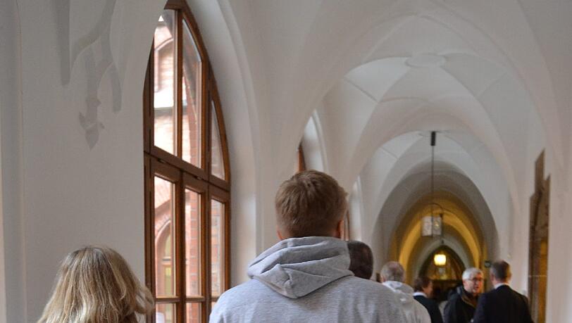 "Ich war bei #NoBagidaMuc und alles, was ich bekommen habe, ist dieser lausige Pulli" steht auf den Pullis. "Ich war bei #NoBagidaMuc und alles, was ich bekommen habe, ist dieser lausige Pulli" steht auf den Pullis.